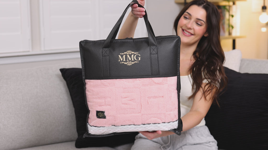 MYMODAGLAM Double-Sided Sherpa-Knit Blanket — oversized gift-ready blanket with carrying tote bag, model holding product